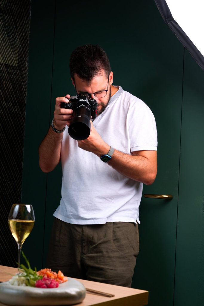Edoardo Chiappino fotografa un piatto durante uno shooting food a Udine