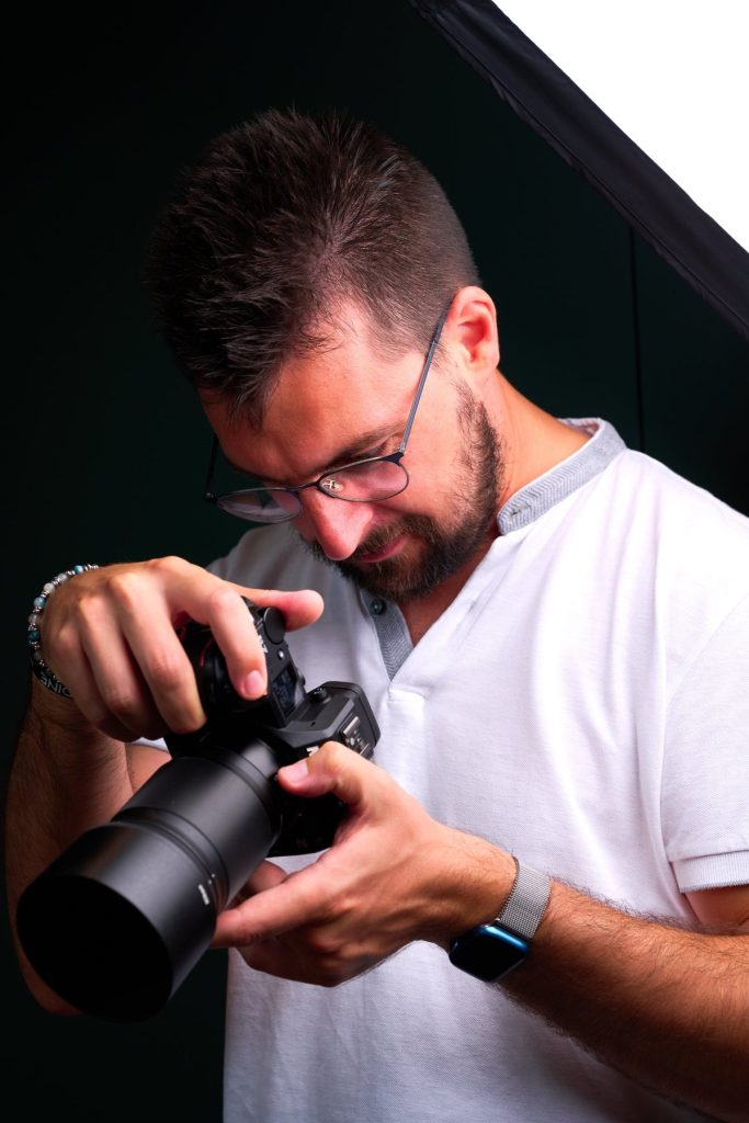 Ritratto di Edoardo Chiappino, fotografo e consulente web, con la sua fotocamera
